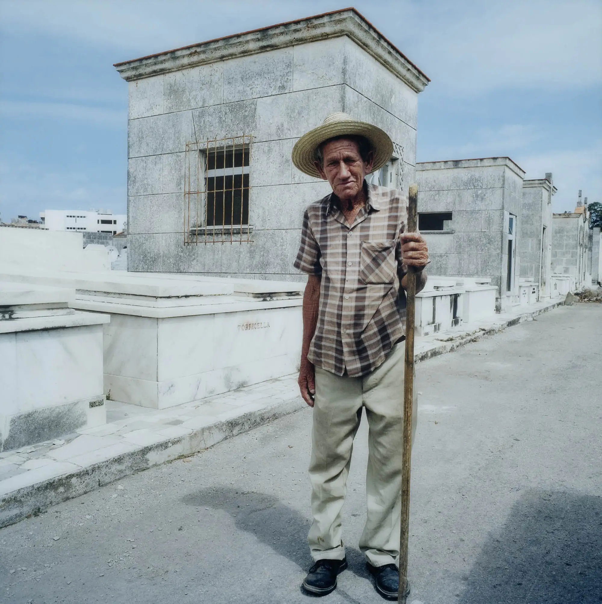 Balthasar Burkhard, Kuba (Totengräber), 2005 180 x 180 cm C-Print, hinter Plexiglas,auf Aluminium, Eisenrahmen