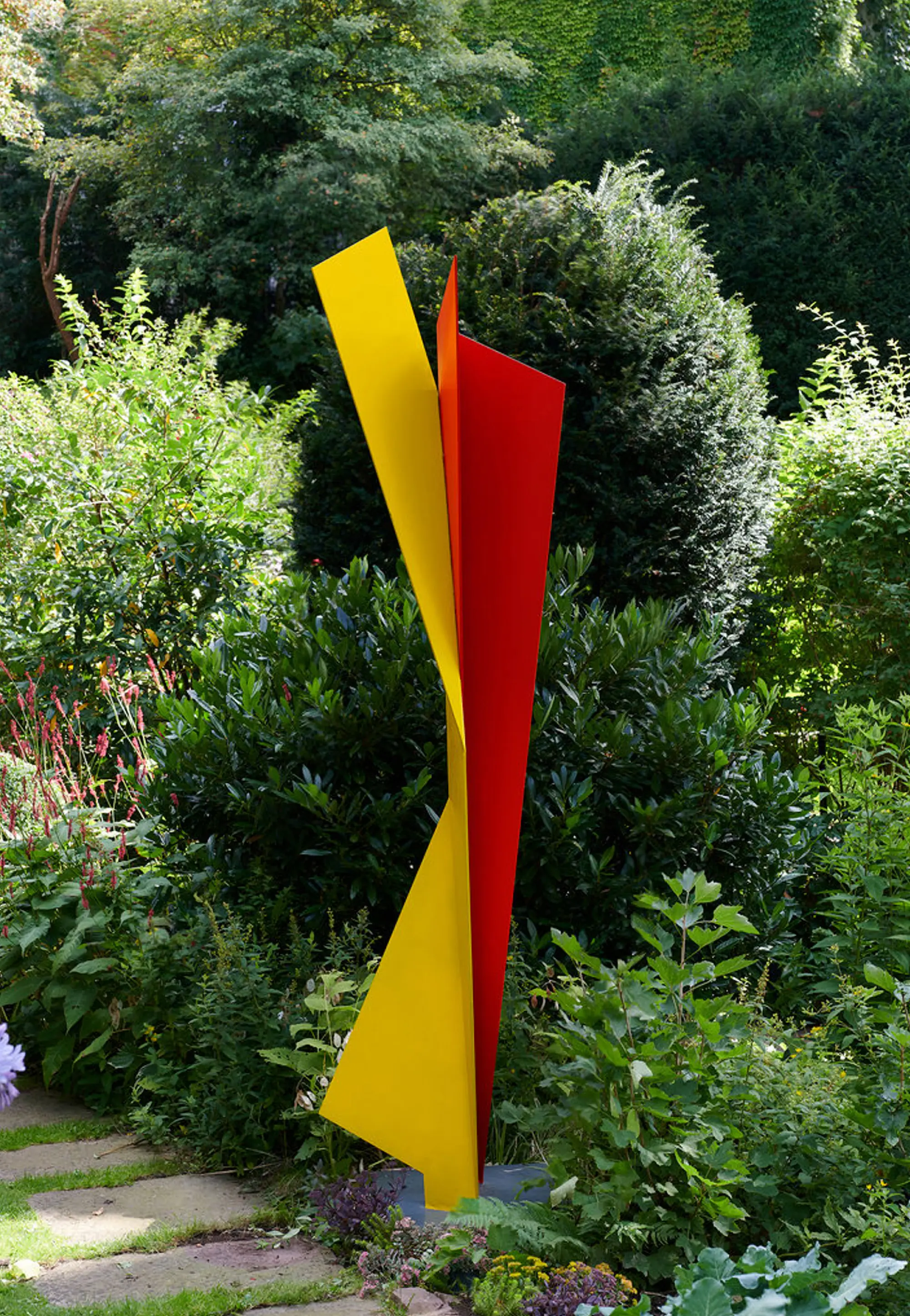 Katja Strunz, Blow Up, 2021 260 x 70 x 51 cm Stahl lackiert